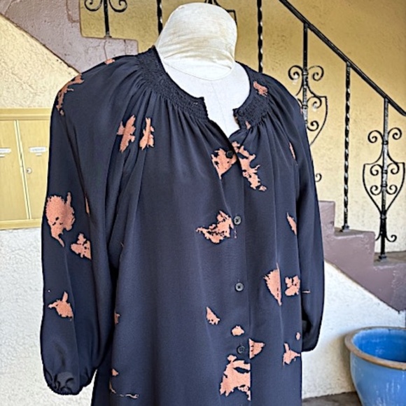 TUCKER "The Classic" Silk Print Button Up 3/4 Length Sleeve Blouse NWOT/sz M - Picture 1 of 15